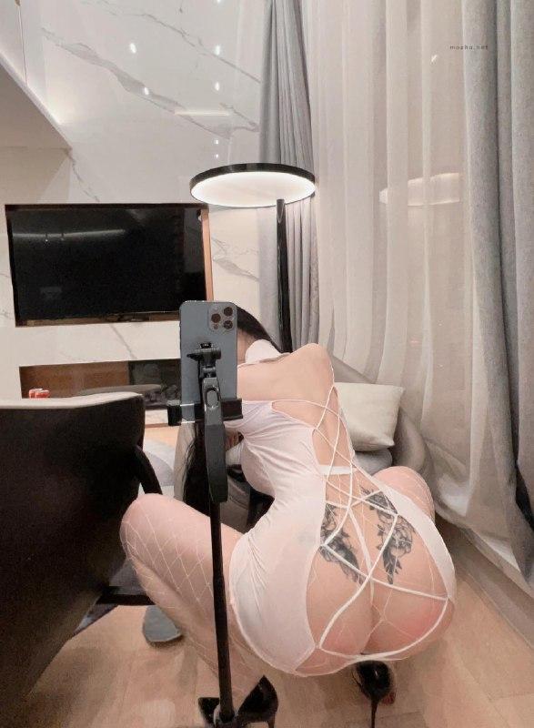 左公子 –  裸色镂空裙+白色渔网【22P】